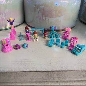 1995 Polly Pocket Clubhouse: 4 figures & 19 accessories